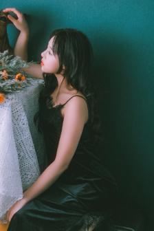 美女露胸